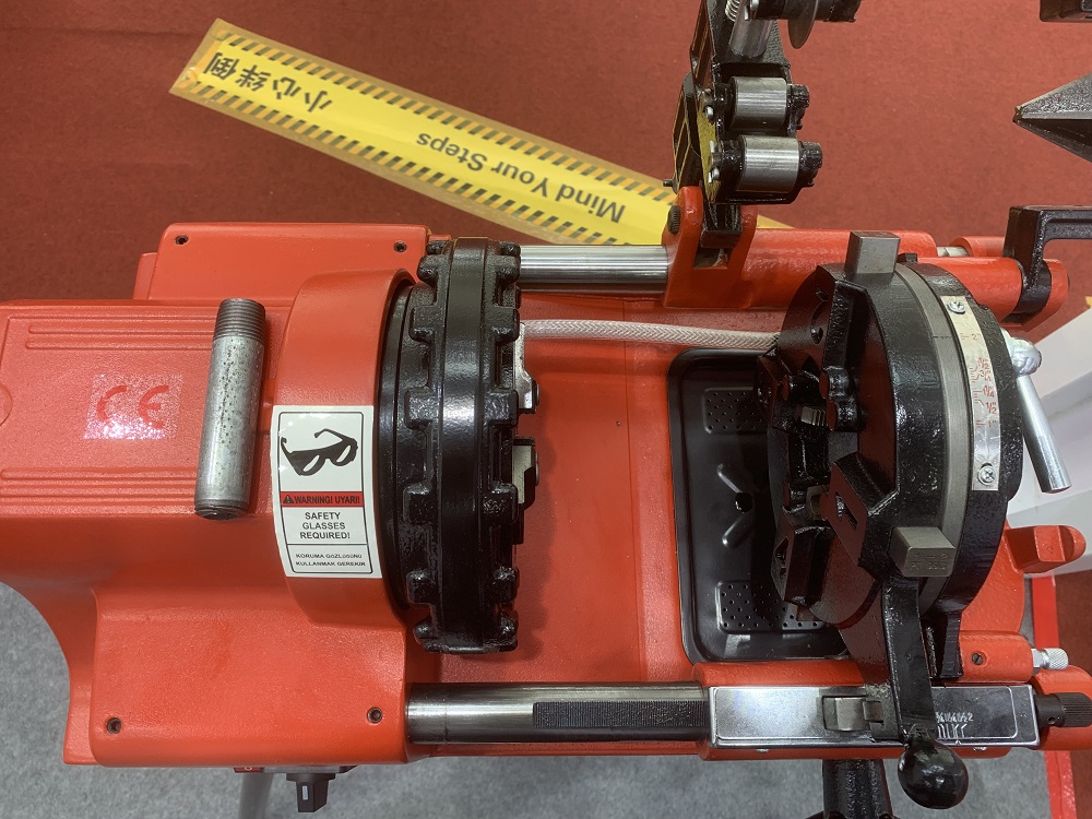 Permanent magnetic motor pipe threading machine