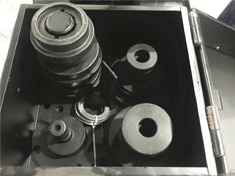 Pipe groove cutting machine