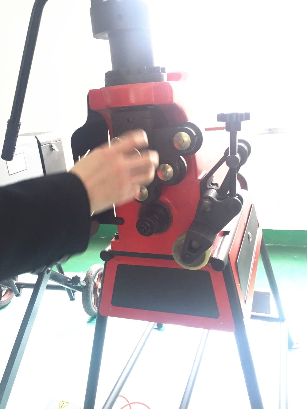 Pipe roll grooving machine