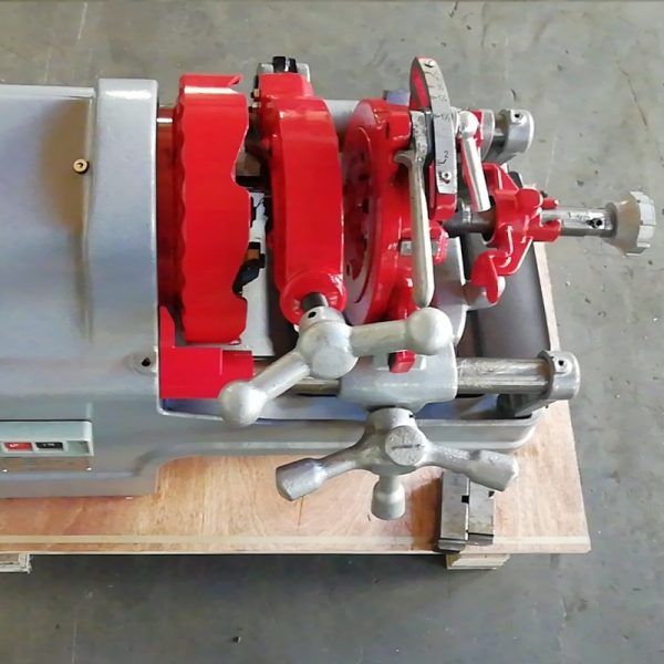 Pipe threading machine with dies compatible with rex