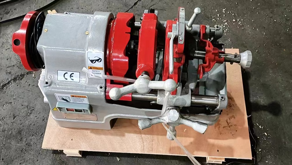 Pipe threading machine with dies compatible with rex