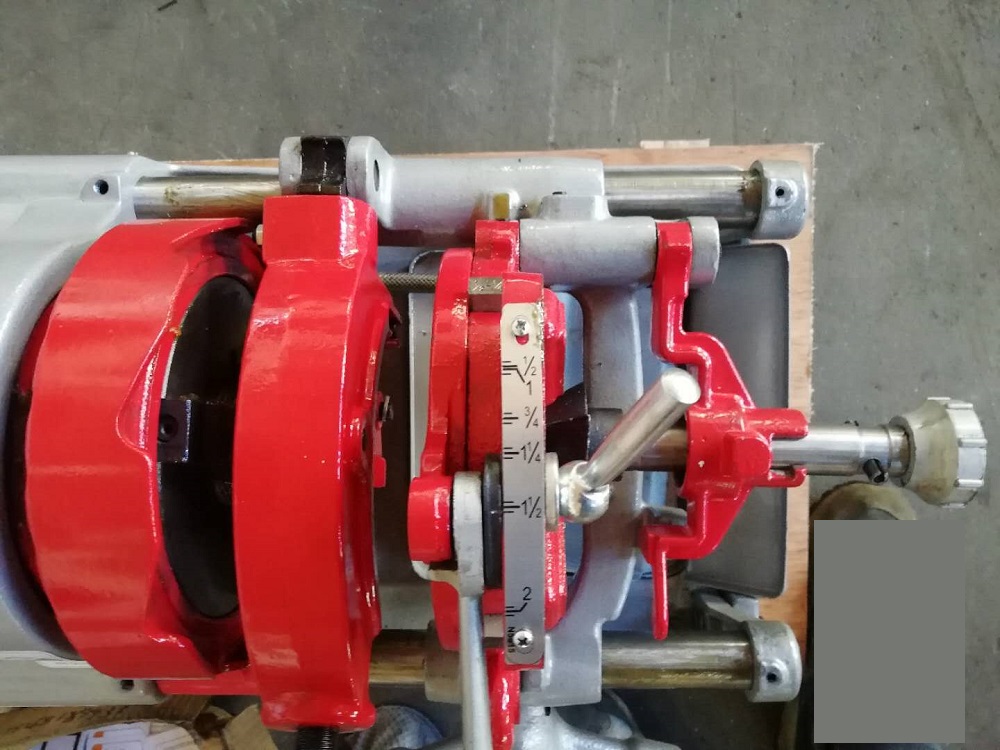 Pipe threading machine with dies compatible with rex