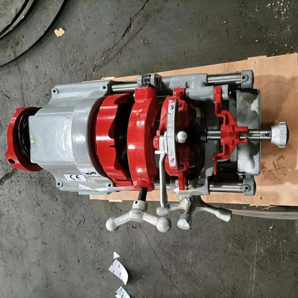 Pipe threading machine with dies compatible with rex
