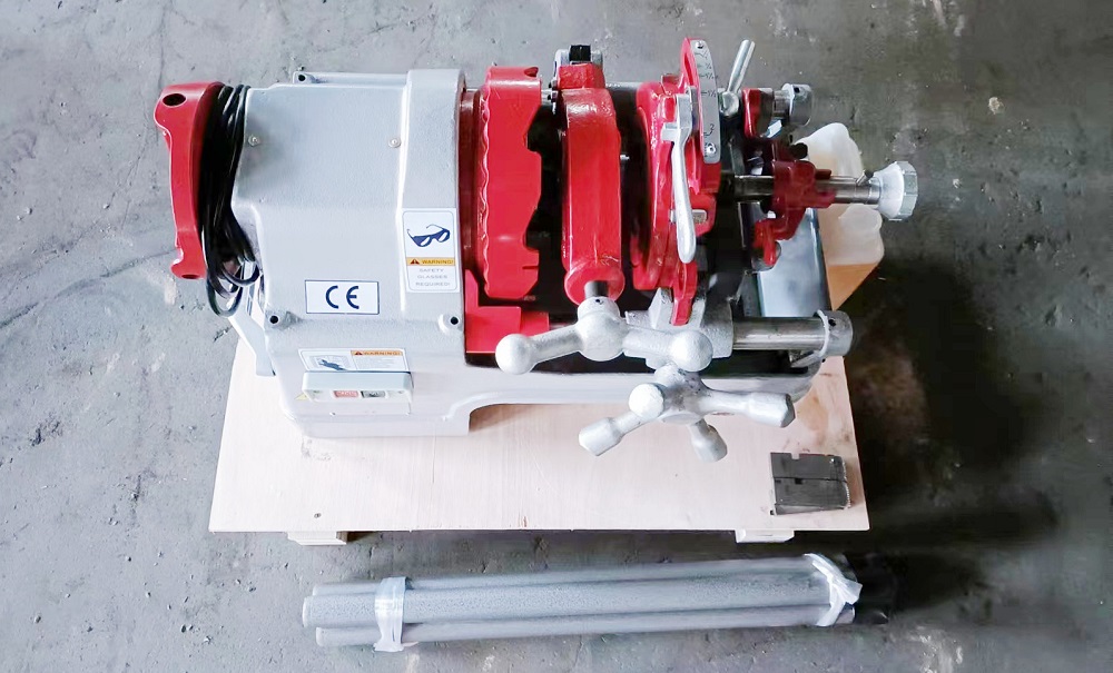 Pipe threading machine with dies compatible with rex