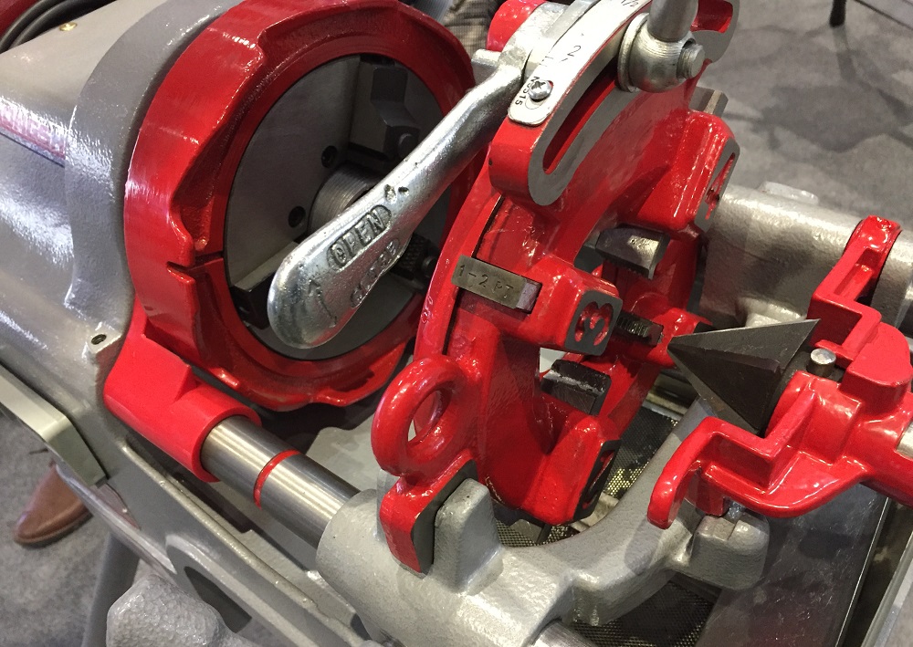 Pipe threading machine with dies compatible with rex