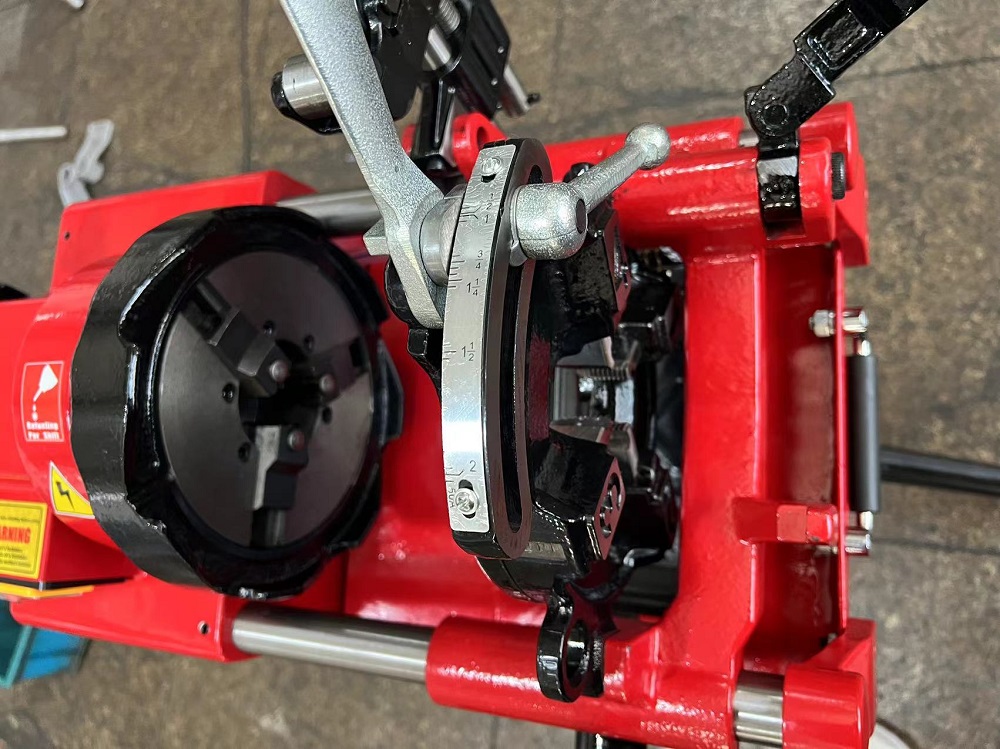 Pipe threading machine with universal motor 1800w