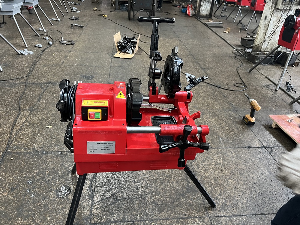 Pipe threading machine with universal motor 1800w