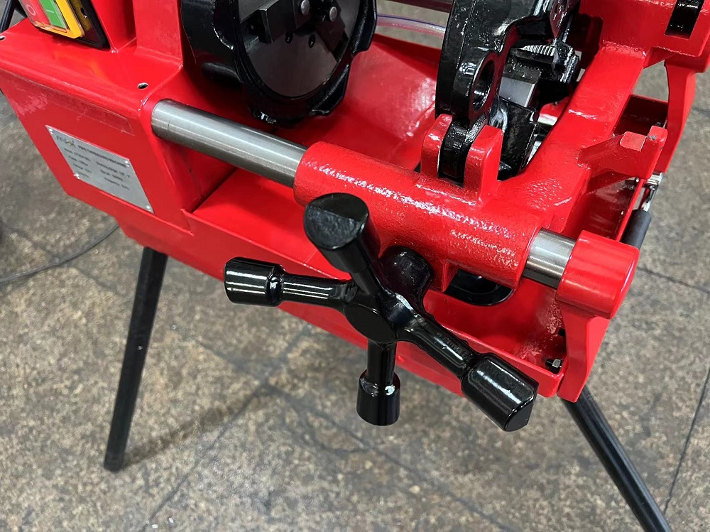 Pipe threading machine with universal motor 1800w