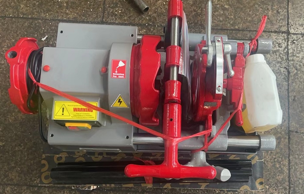 Pipe threading machine with universal motor 1800w