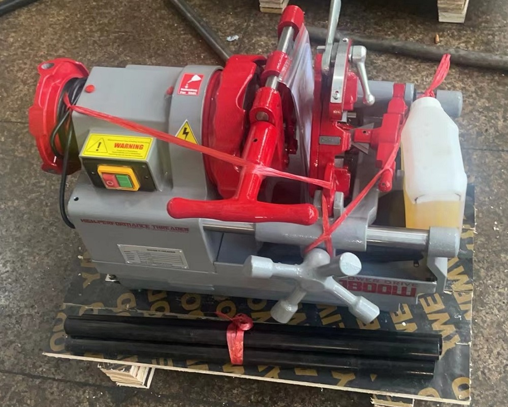 Pipe threading machine with universal motor 1800w