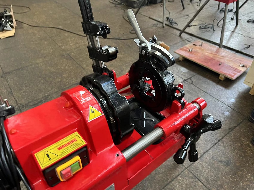 Pipe threading machine with universal motor 1800w