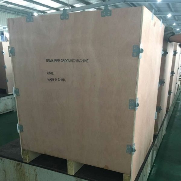 Plastic-lining steel pipe grooving machine