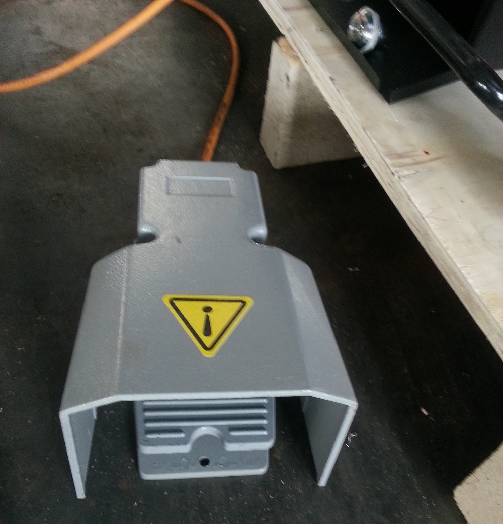 Plastic-lining steel pipe grooving machine