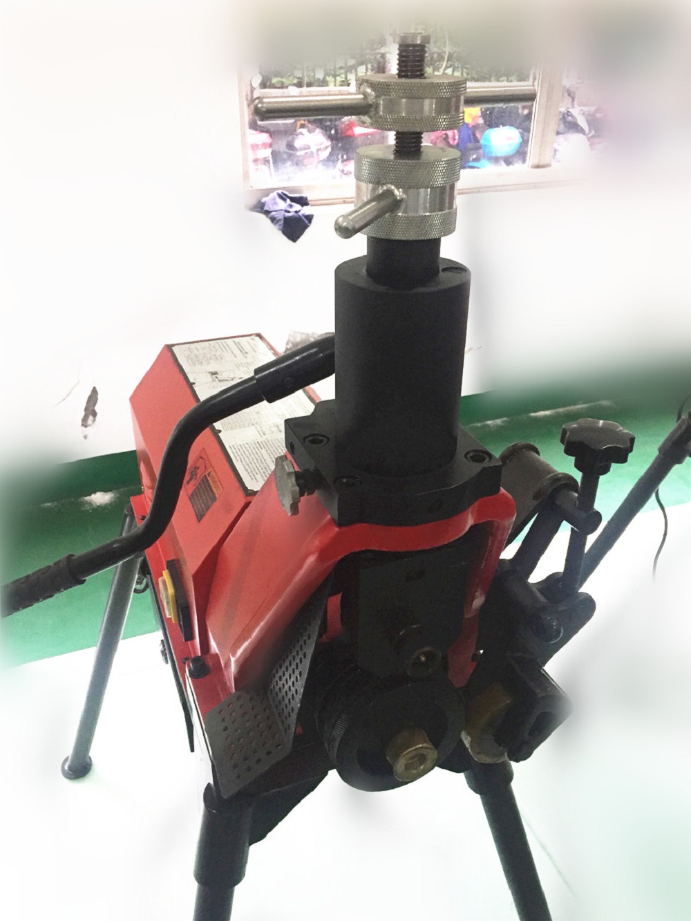 Plastic-lining steel pipe grooving machine