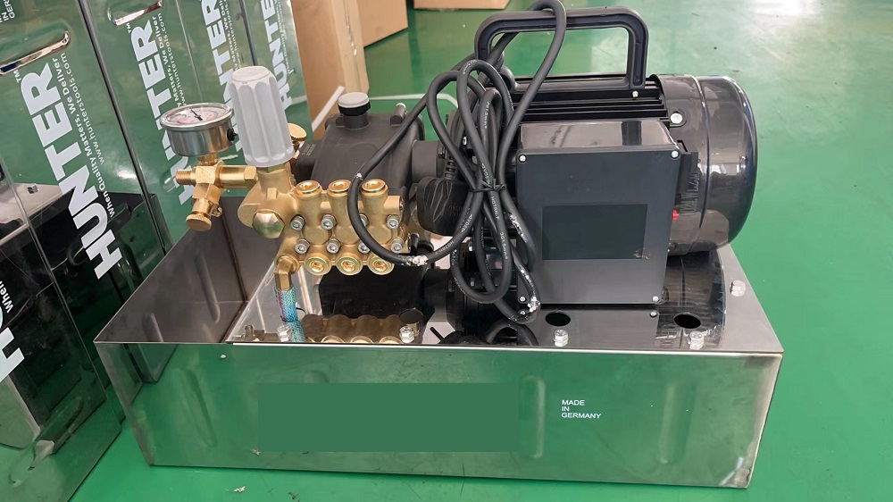 Pressure testing pump