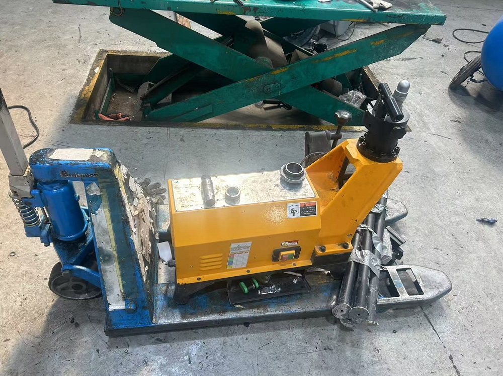 Stainless steel pipe grooving machine