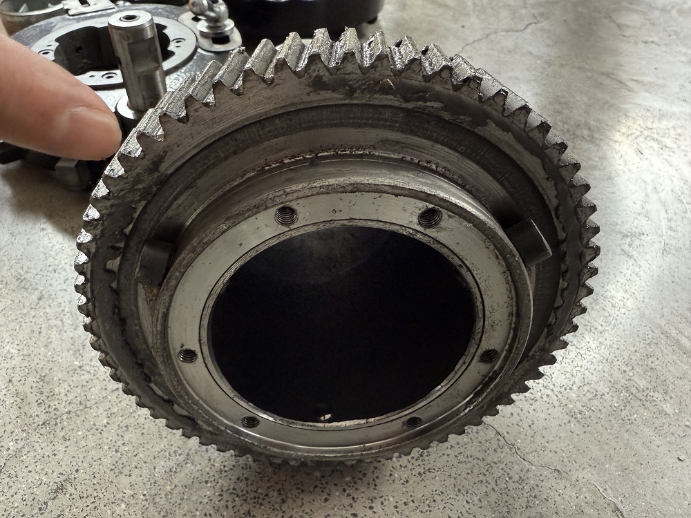 Why the big gear on pipe threading machine wear out fast